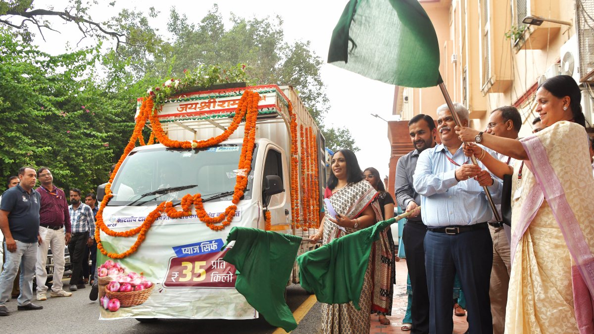 Government flags off onion trucks for retail distribution in Delhi