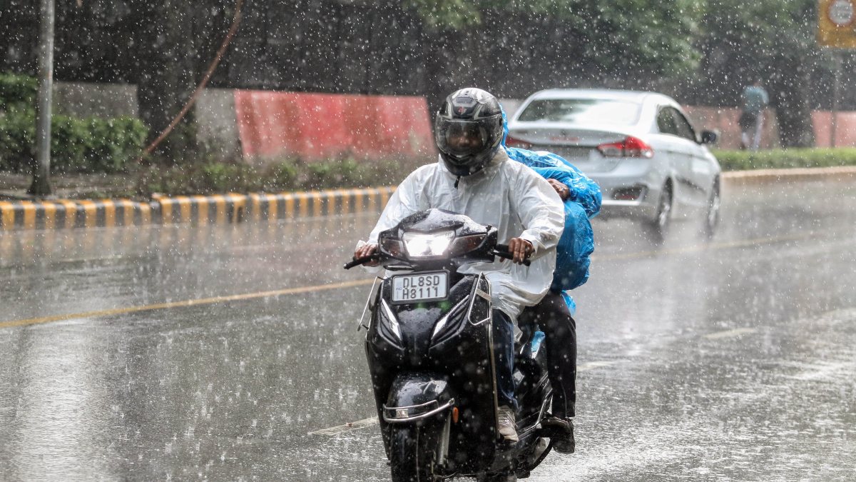 Heavy rain lashes Delhi, commuters navigate waterlogged roads