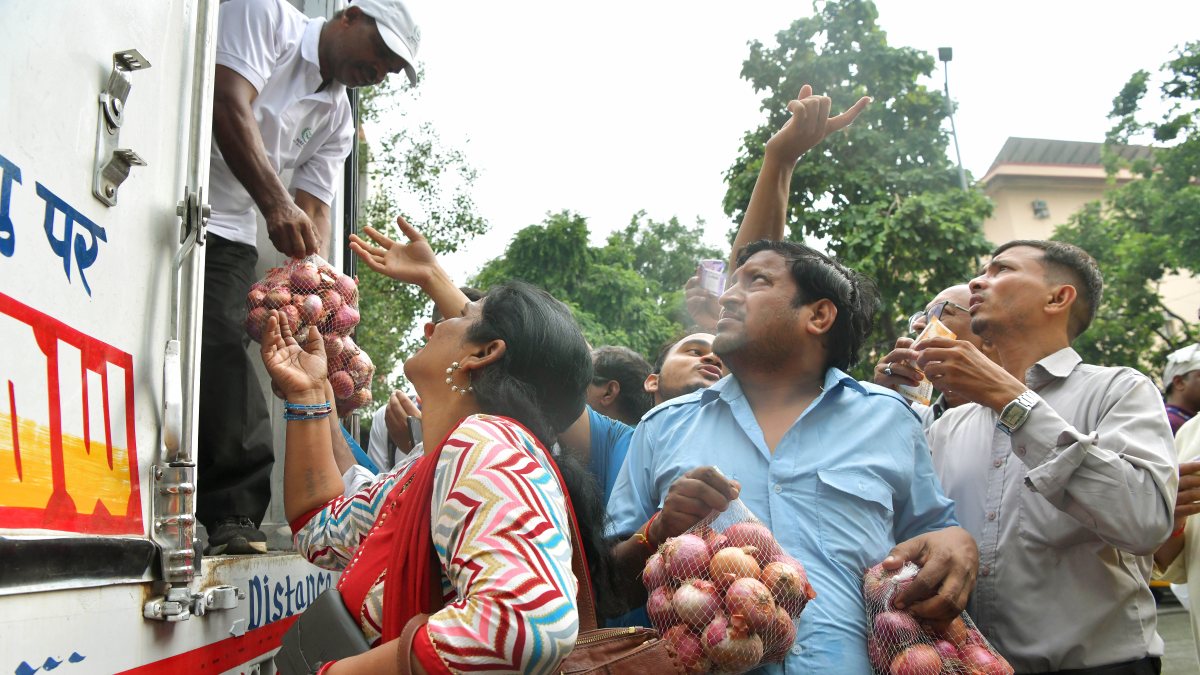 Onion retail distribution begins at Krishi Bhawan in New Delhi