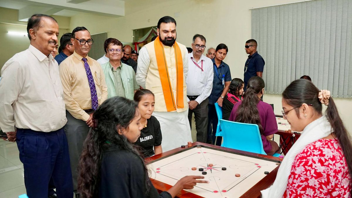 Bihar CM plays carrom with students at Patna college event