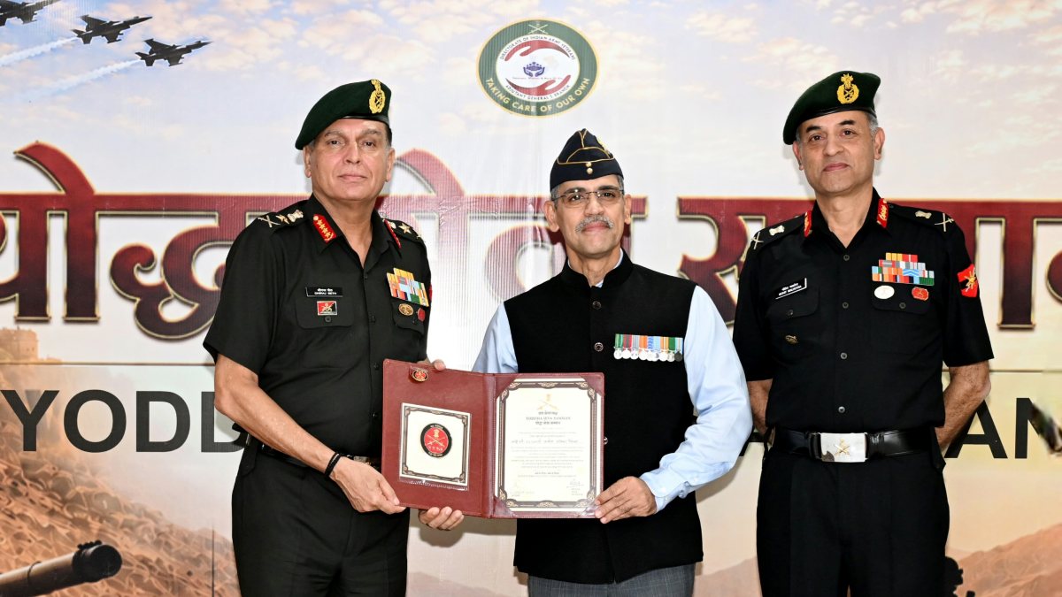 Army Chief honours veteran with Yoddha Seva Samman in Jaipur