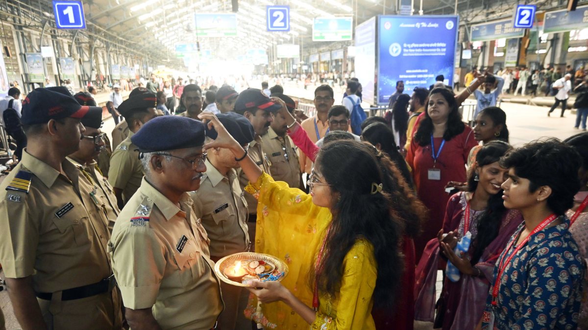Mumbai students celebrate Raksha Bandhan with railway police