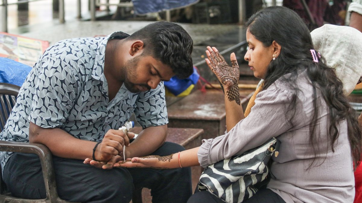 Mehendi applied on eve of Raksha Bandhan in New Delhi