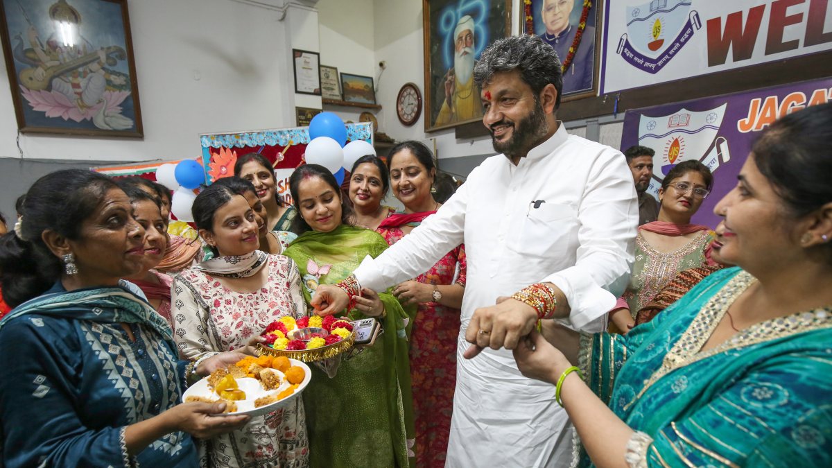 Teachers tie rakhi on ex-trust chairman in Amritsar school