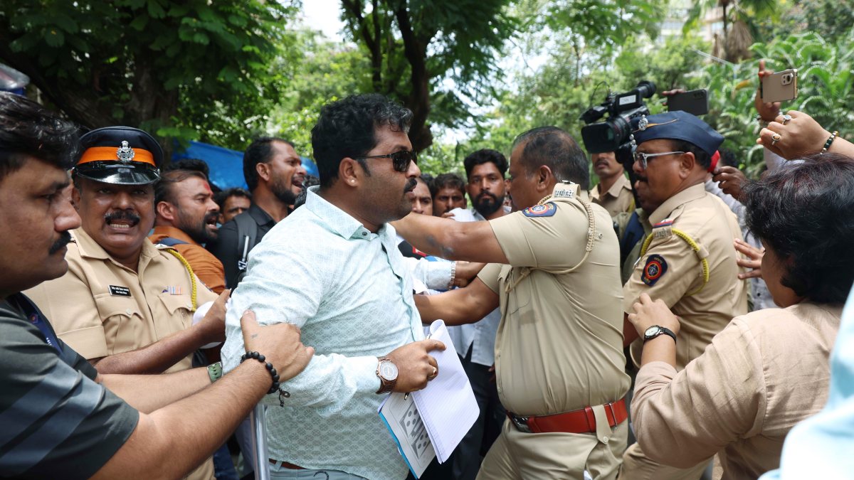 Mumbai farmers protest at Churchgate amid security presence