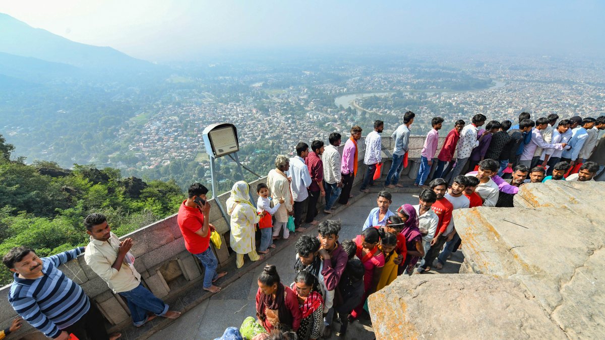 Pilgrims queue at Shankaracharya temple on Raksha Bandhan