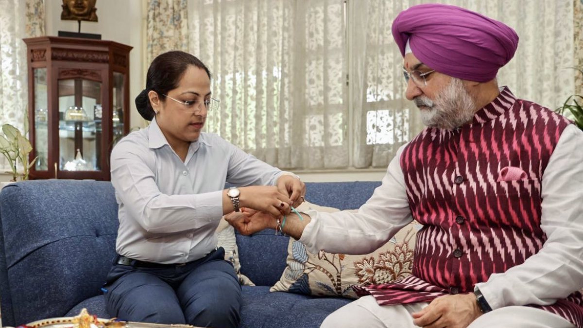 Delhi LG Taranjit Singh gets Rakhi from security team member