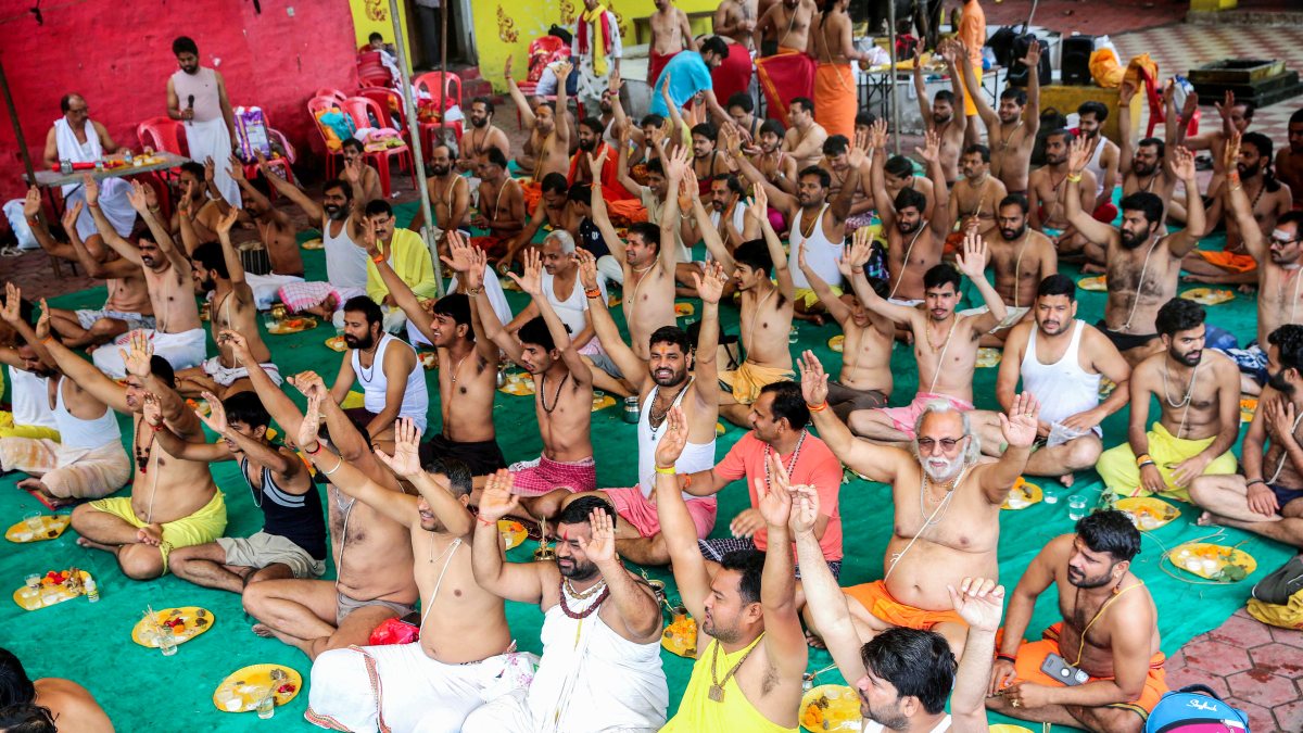 Brahmins perform rituals at Bhopal lake for Raksha Bandhan