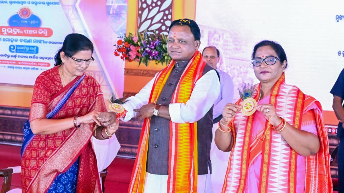 Odisha Deputy CM ties rakhi to CM at Subhadra Yojana event