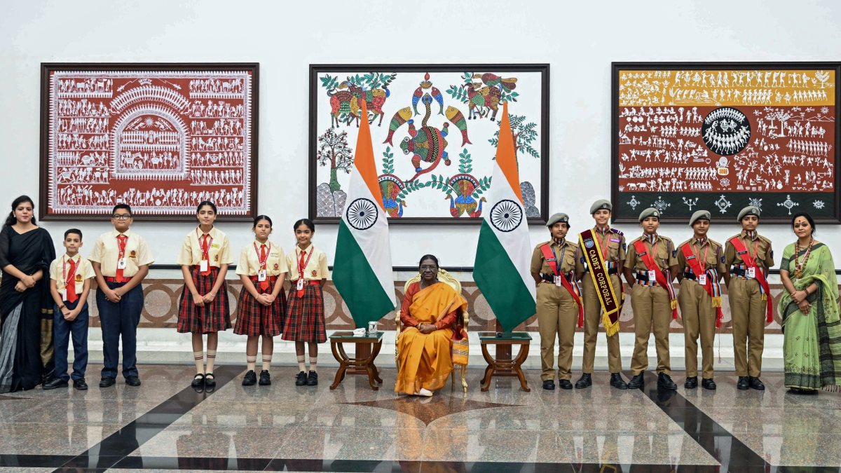 President Murmu celebrates Raksha Bandhan with school cadets