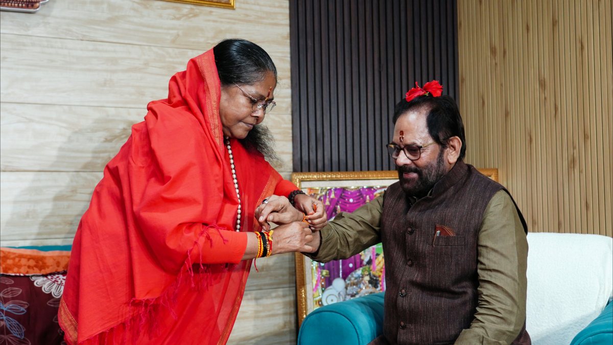 NCBC chief ties rakhi to BJP leader Naqvi on Raksha Bandhan
