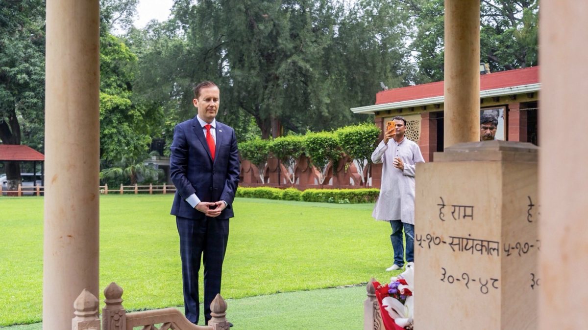 US Ambassador pays tribute to Mahatma Gandhi at Gandhi Smriti