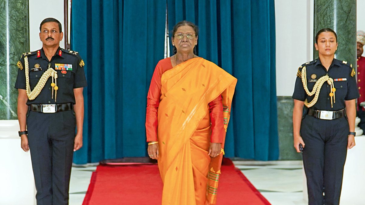 President Murmu celebrates Raksha Bandhan with school children