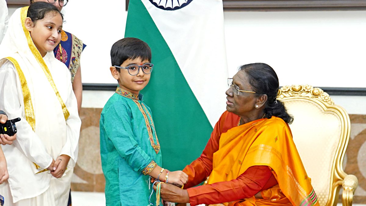 President Murmu celebrates Raksha Bandhan with schoolchildren