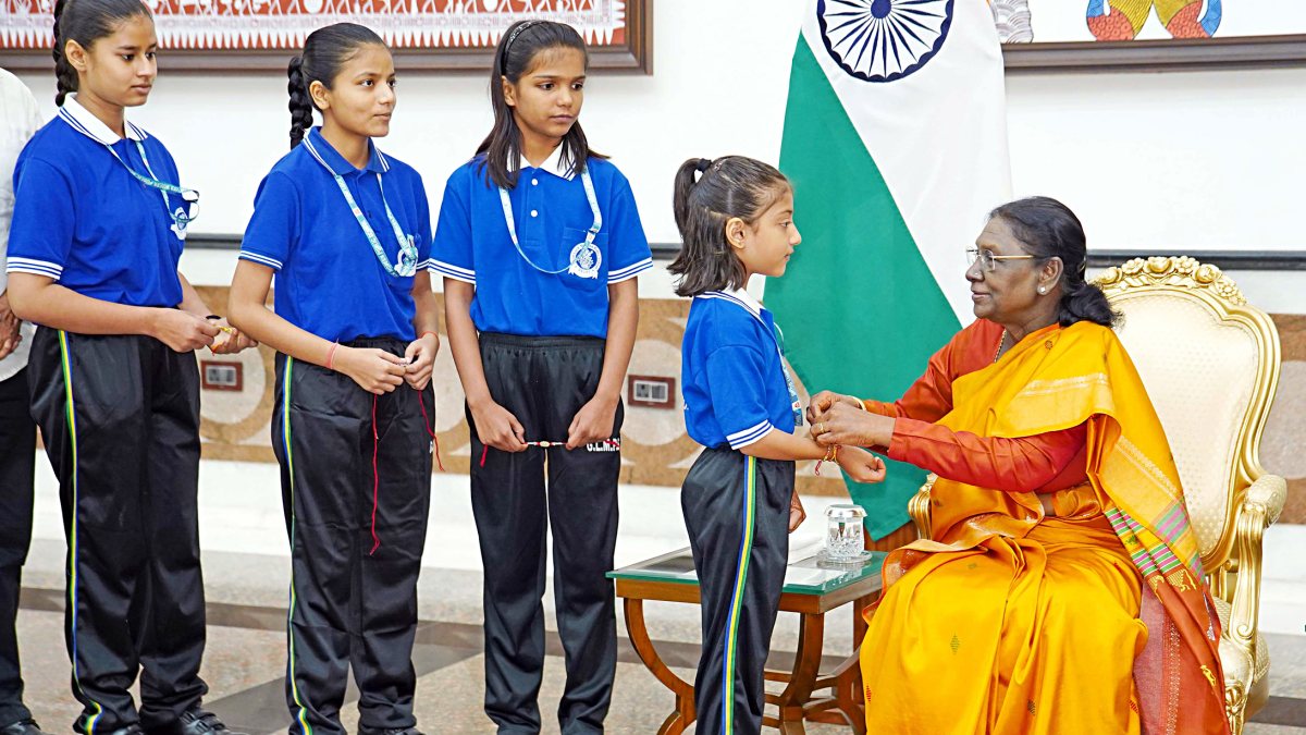 President Murmu celebrates Raksha Bandhan with schoolchildren