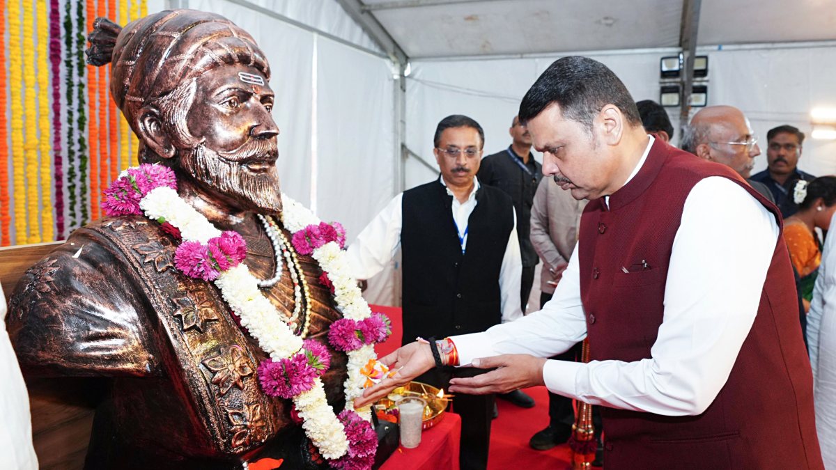 Fadnavis unveils agriculture college plaque in Nashik