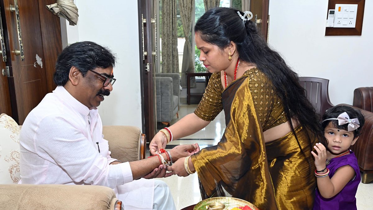 Jharkhand CM Hemant Soren celebrates Raksha Bandhan with sister in Ranchi