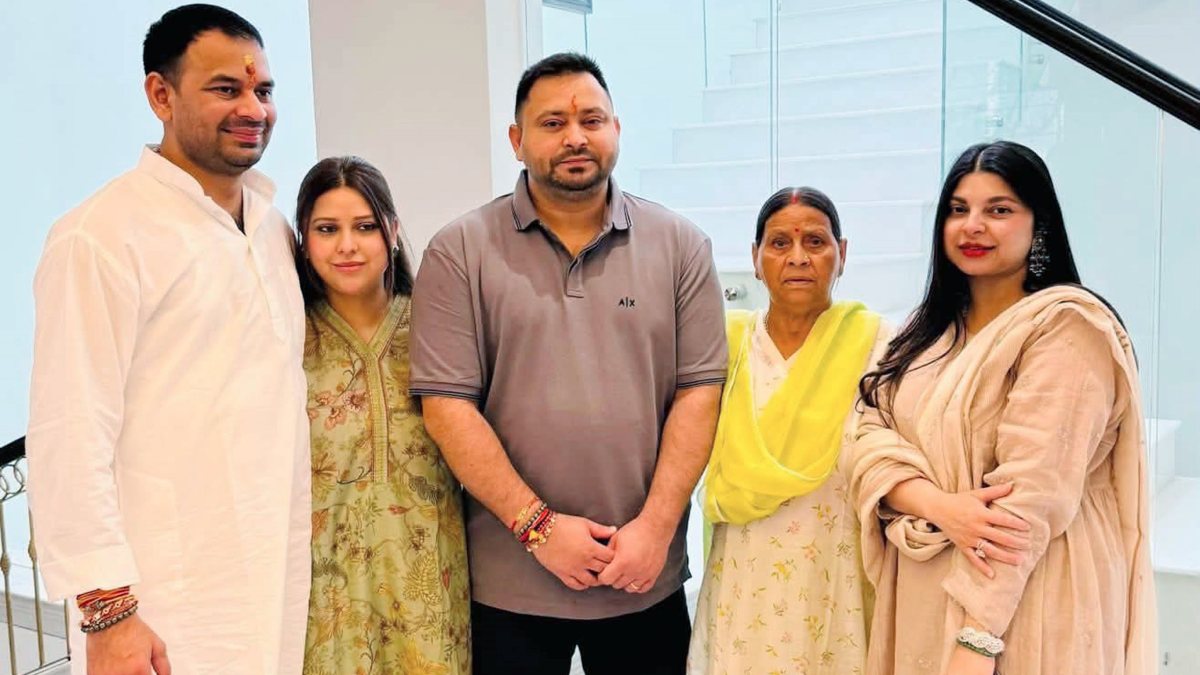 Tejashwi and Tej Pratap Yadav celebrate Raksha Bandhan with family in Patna