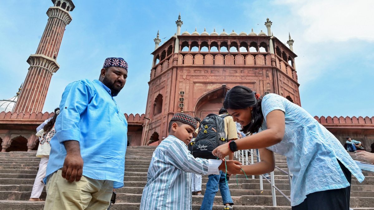 Rakhi exchange at Jama Masjid promotes communal harmony