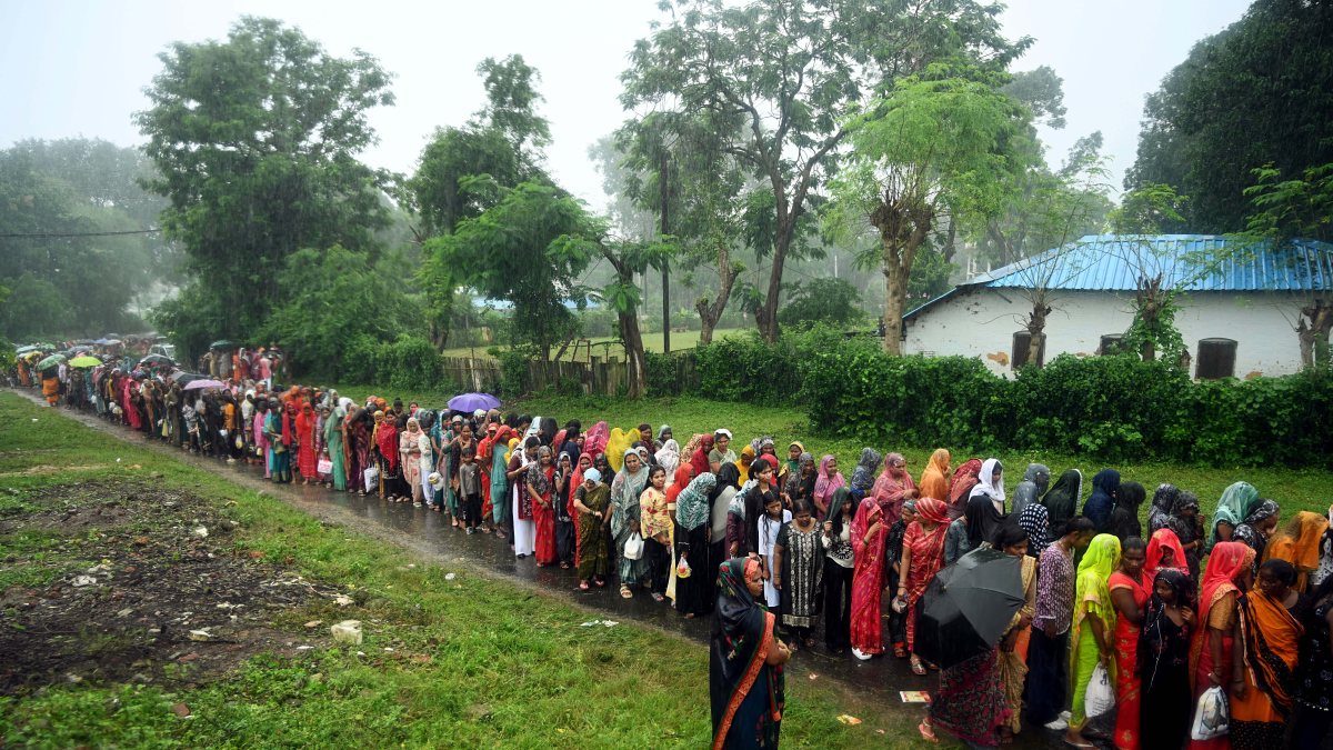 Sisters queue in rain to tie rakhis outside Jabalpur jail