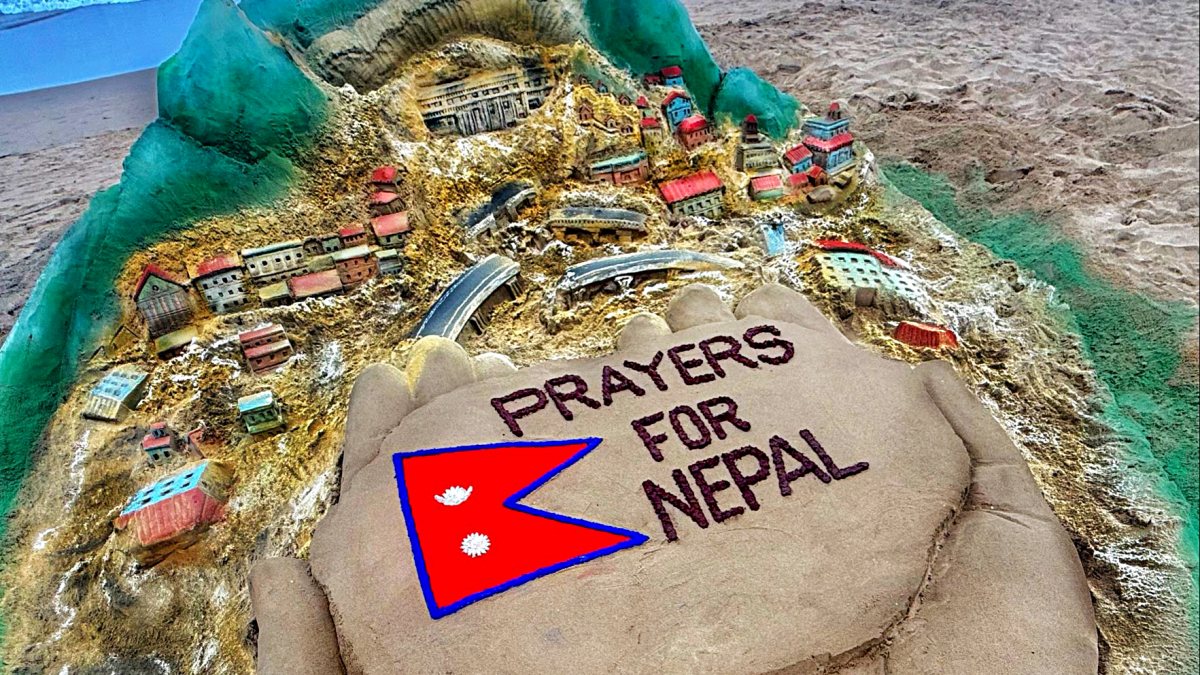 Sand artist sculpts tribute for Nepal in Puri