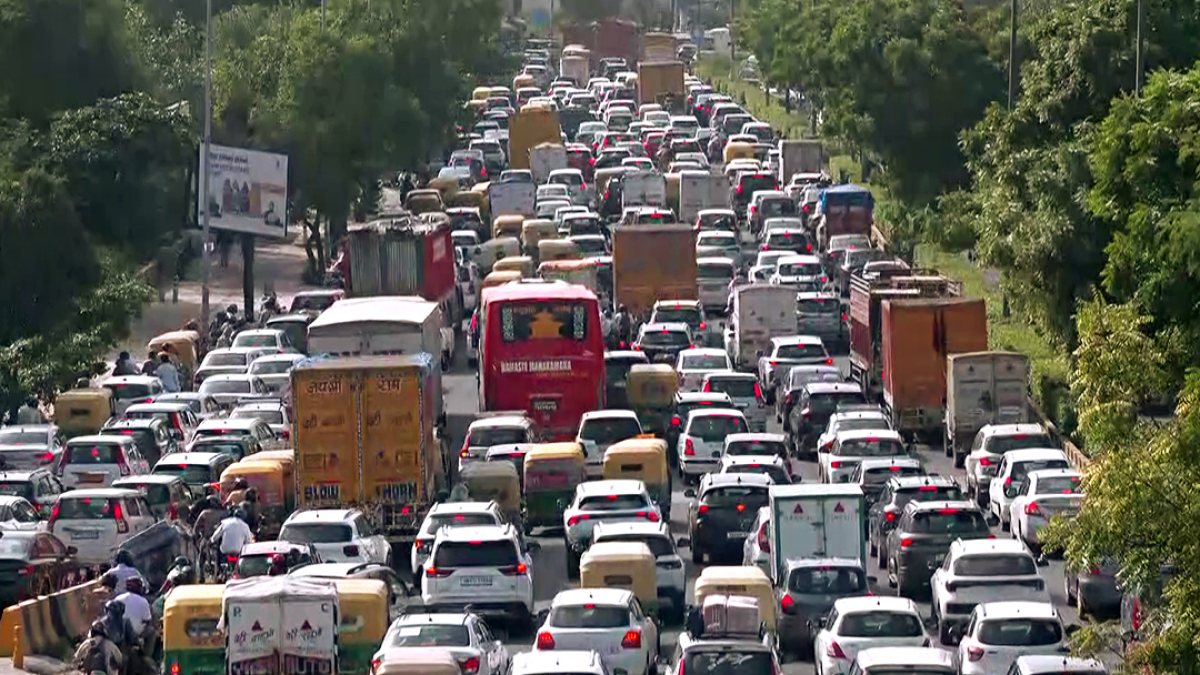 Traffic snarls at Sarai Kale Khan amid festive rush