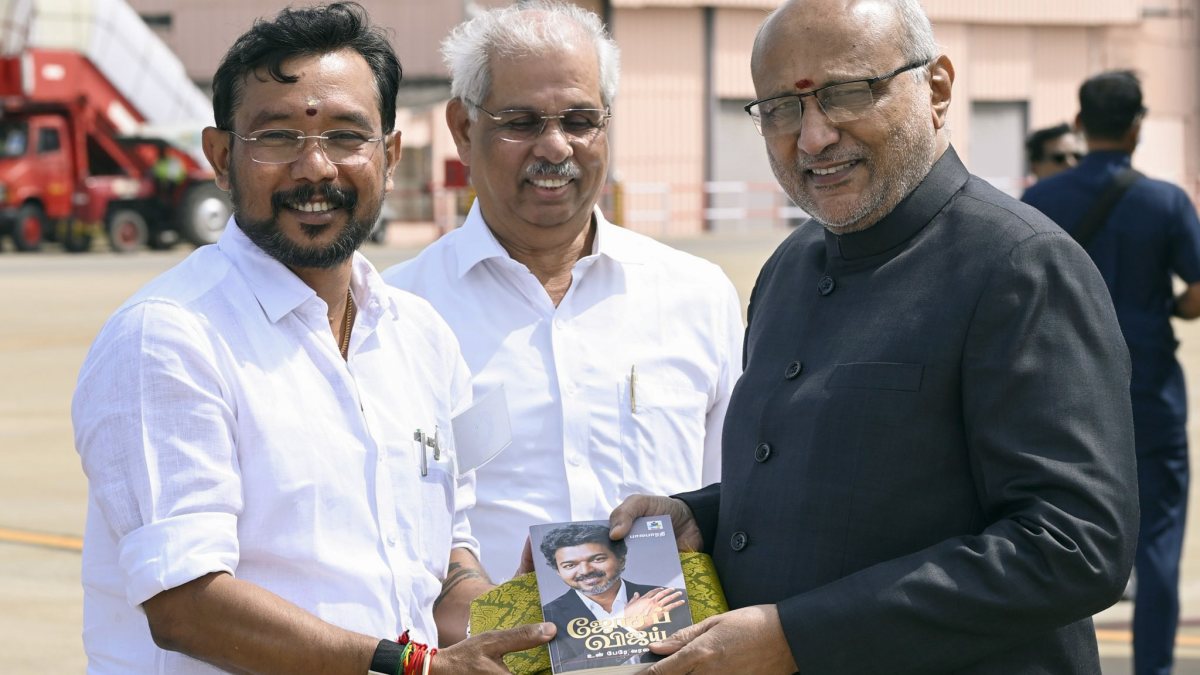 Tamil Nadu Minister receives Vice President at Coimbatore Airport