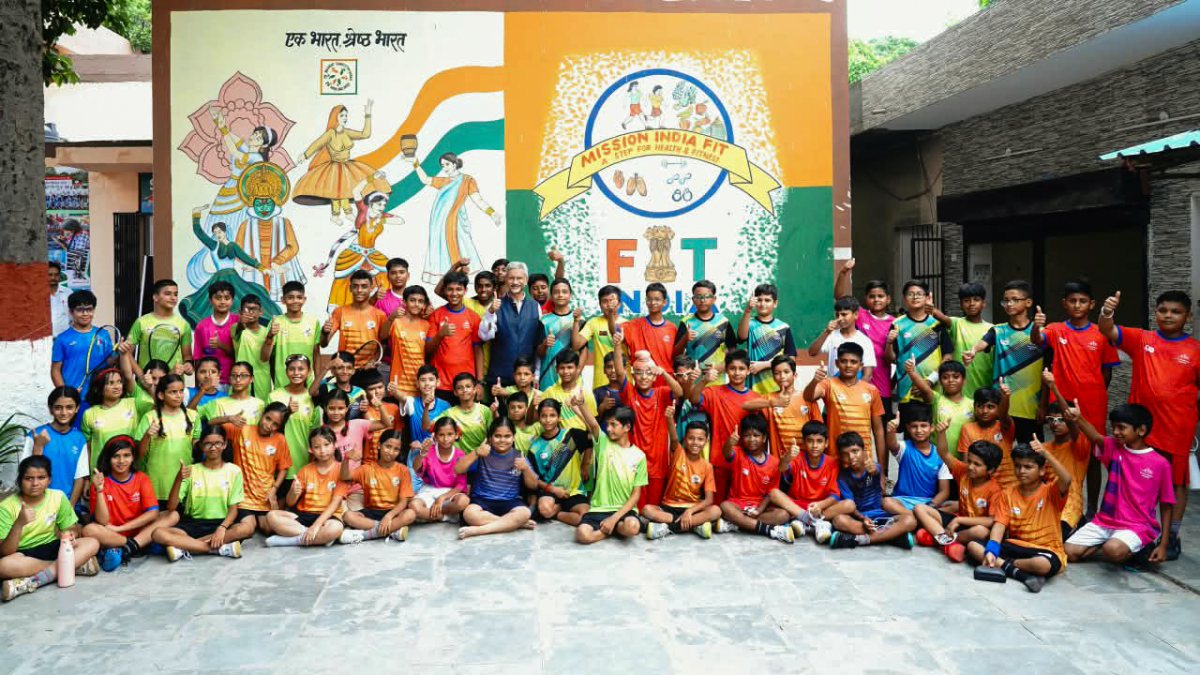Jaishankar meets young squash players on National Sports Day