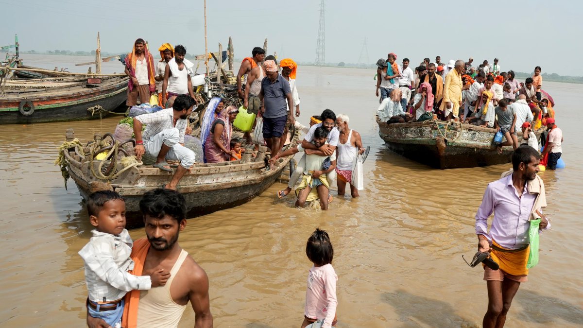 Flood-hit Patna residents arrive by boat through Ganga waters