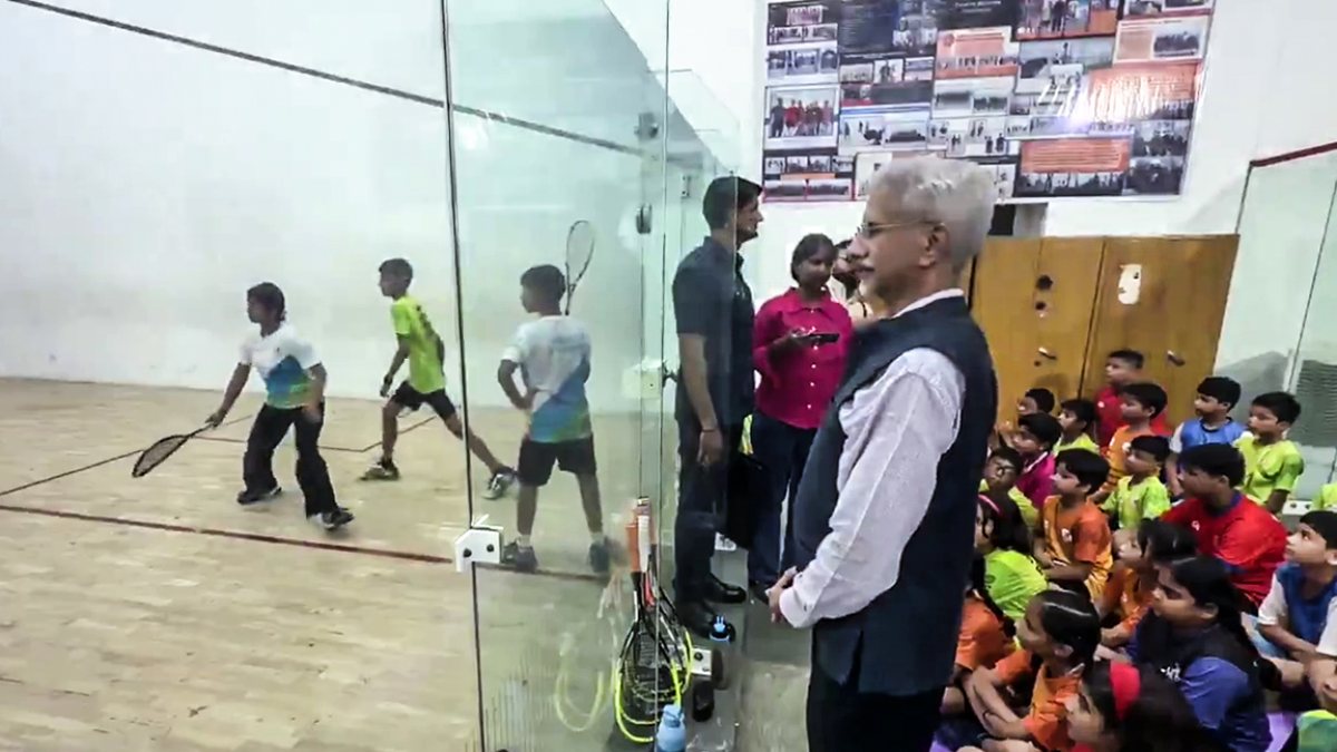 Jaishankar meets young squash players at Delhi school