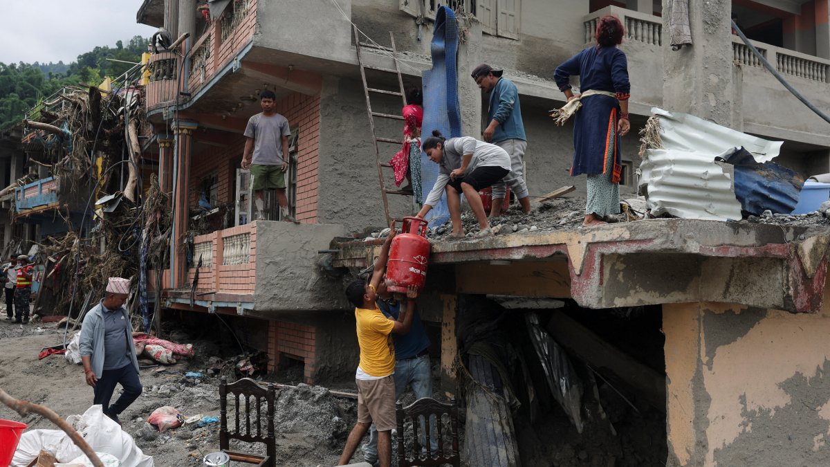 Rescuers retrieve belongings after Nepal flash floods