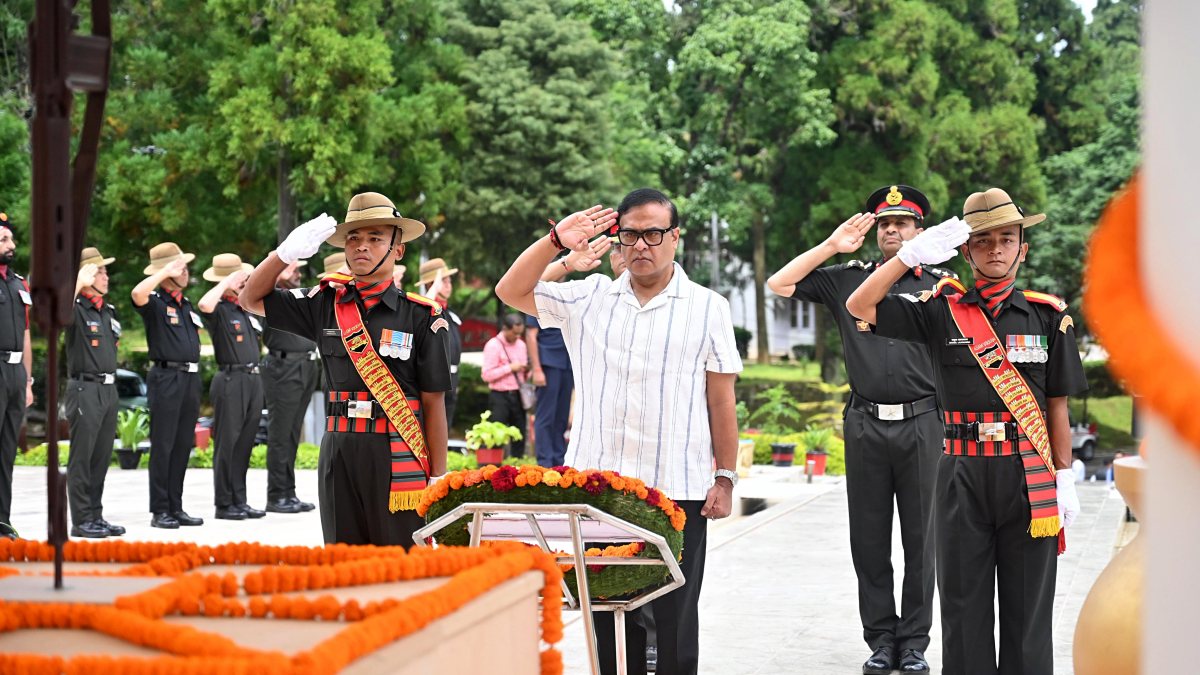 Assam CM pays tribute at War Memorial in Shillong