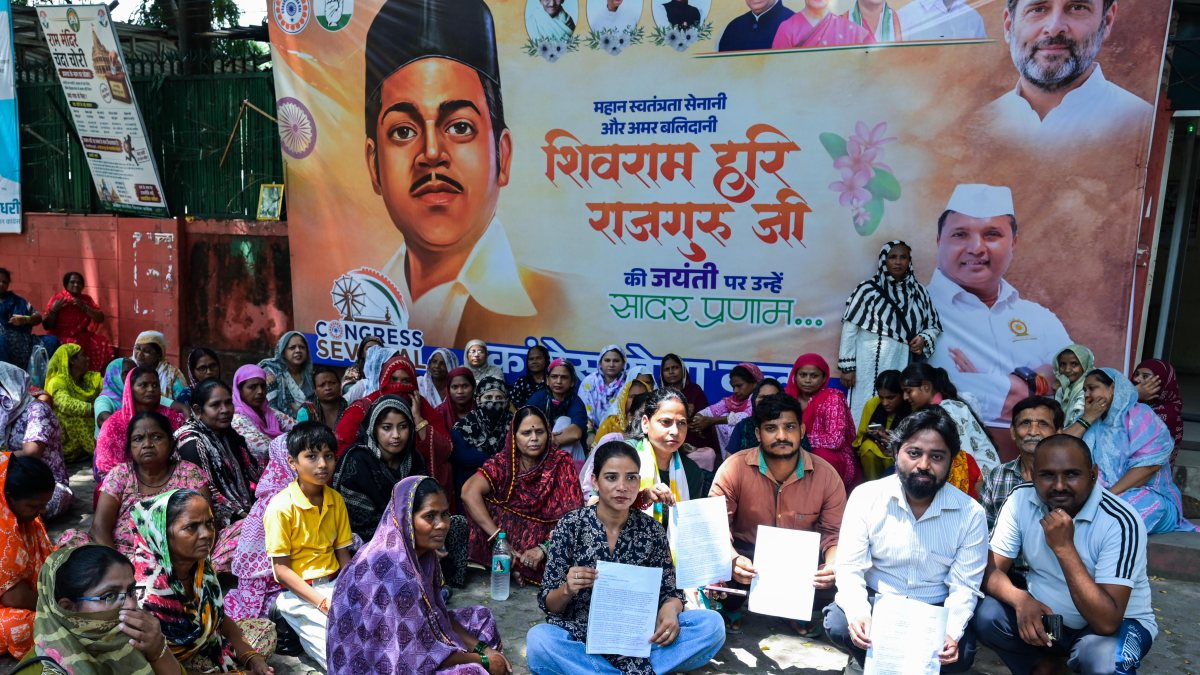 Delhi women protest outside Congress office against relocation plan