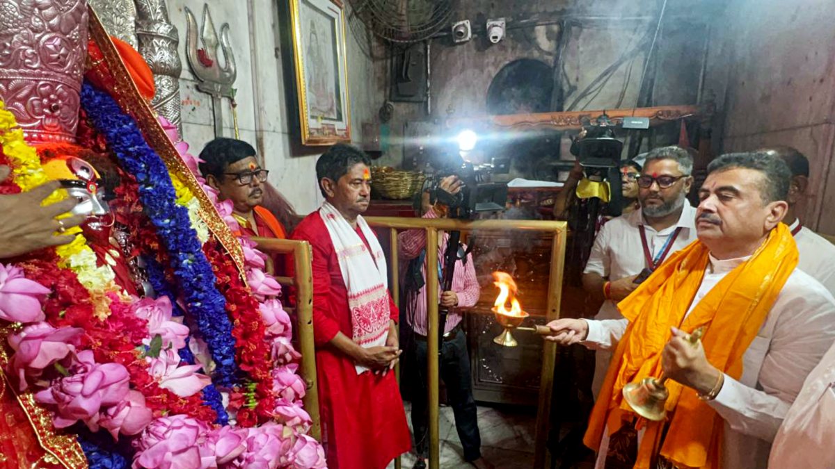 Mamata Banerjee performs ritual at Tarapith temple in Birbhum