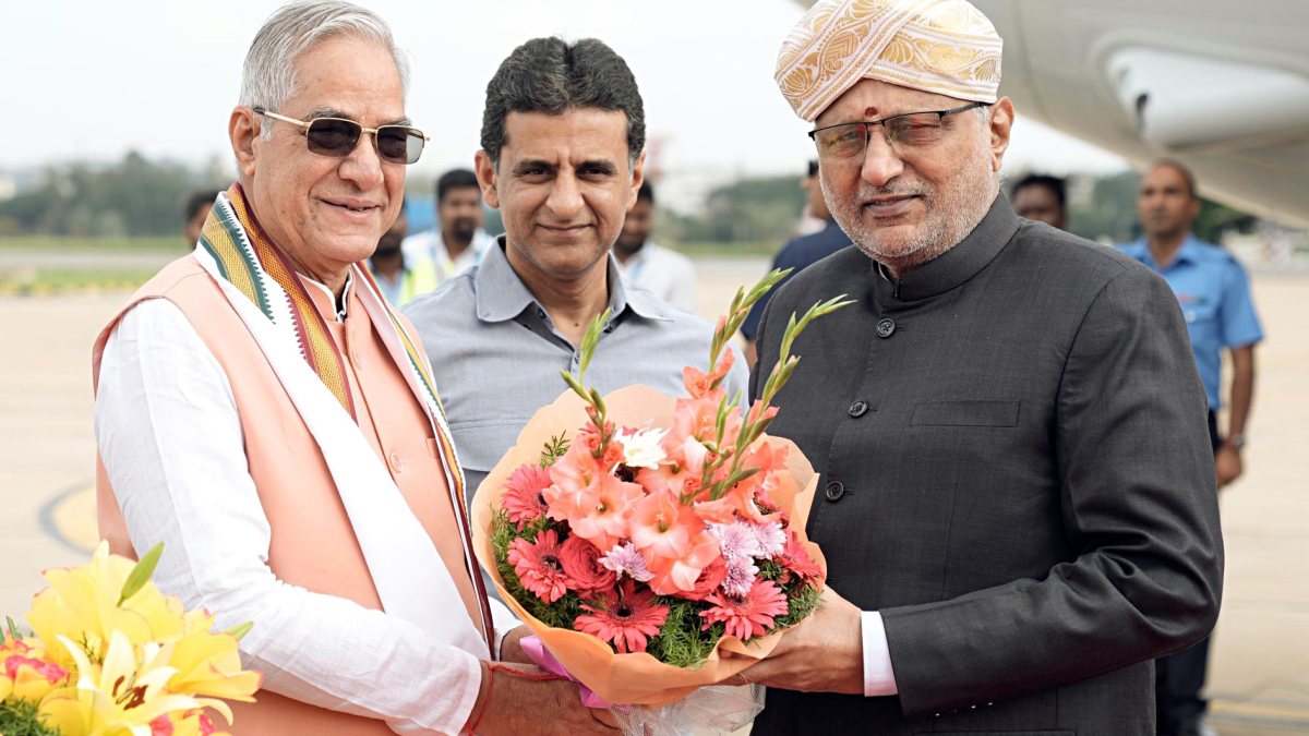 BJP MP receives Vice President at Bengaluru airport
