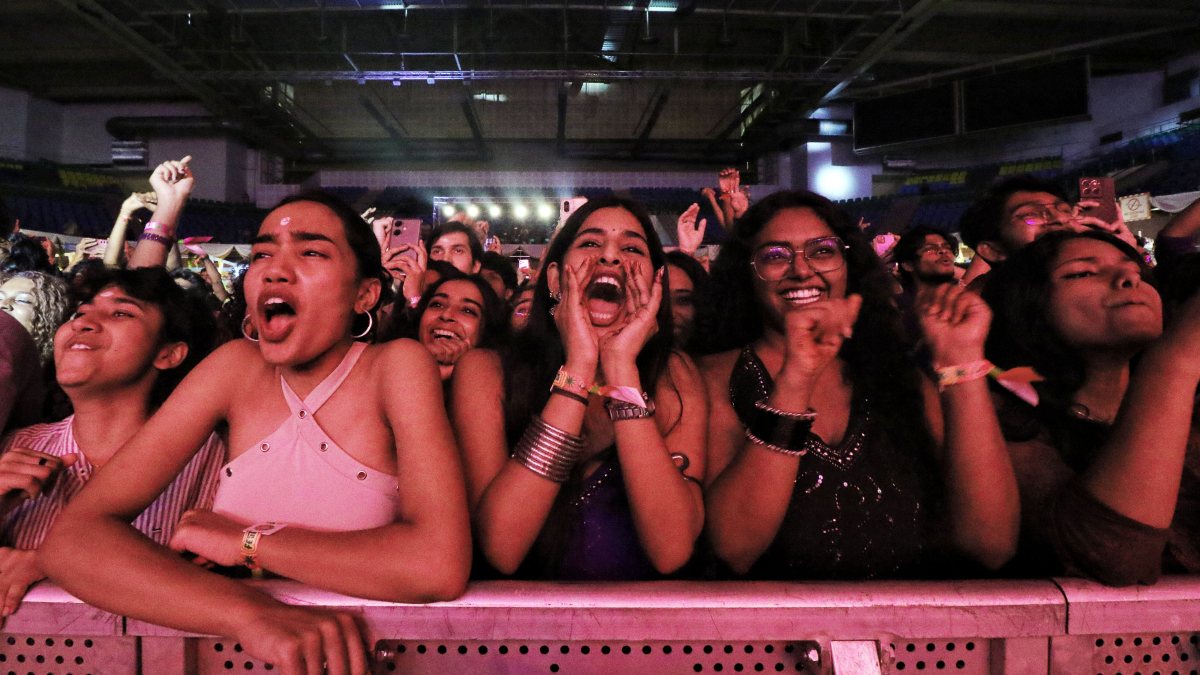 Audience cheers during Baby Jean's performance at Delhi festival