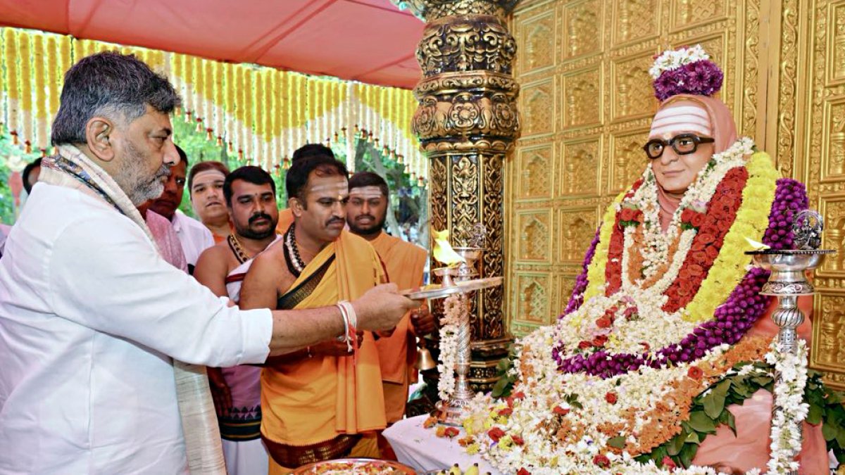 Karnataka CM performs aarti at Sri Sutturu Math Jayanti Mahotsava