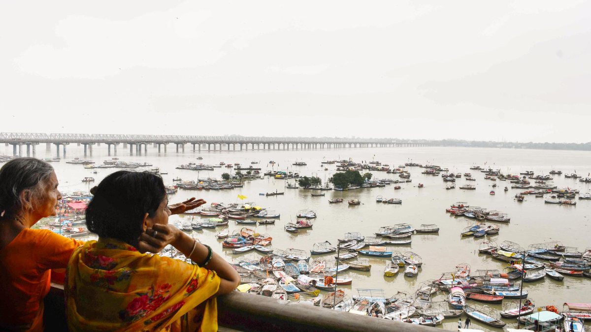 Flooded Ganga and Yamuna banks draw women to Sangam in Prayagraj