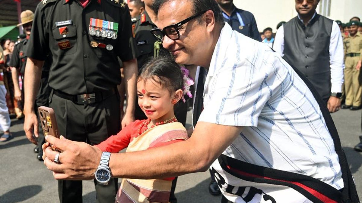 Assam CM takes selfie with child during Shillong visit