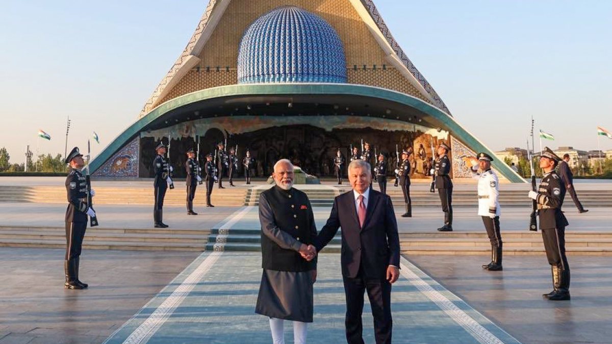 Modi, Mirziyoyev meet at Yangi Uzbekistan Park in Tashkent