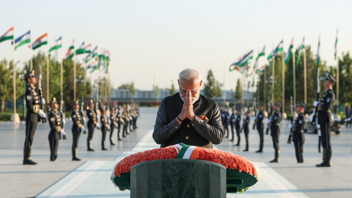 Modi pays tribute at Yangi Uzbekistan Park in Tashkent