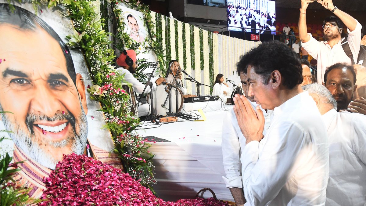 Delhi Congress pays tribute to Sajjan Kumar at Shradhanjali Sabha