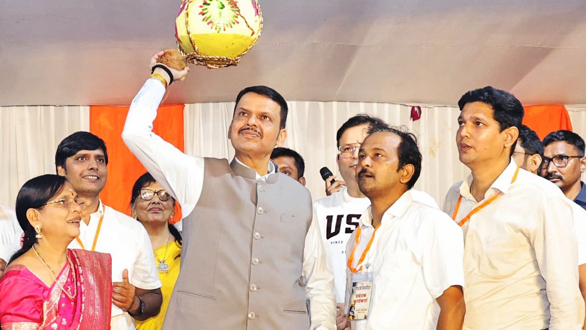 Maharashtra CM Fadnavis breaks Dahi Handi at Nagpur festival