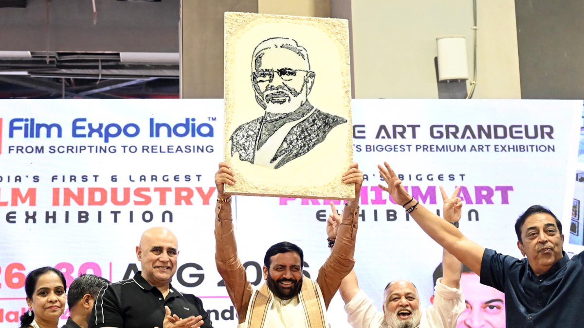 Haryana CM holds Modi portrait at Film Expo India event