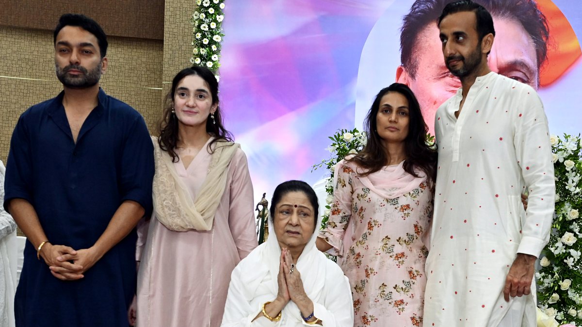 Bollywood stars attend prayer meet for filmmaker Kuki Kohli
