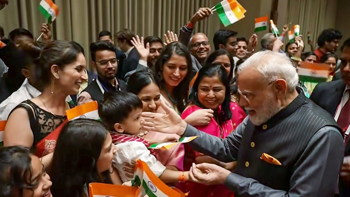 Modi meets Indian diaspora in Tashkent