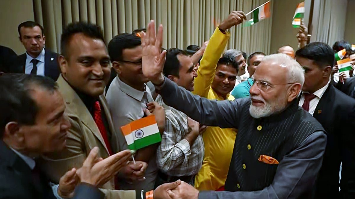 Modi waves to Indian diaspora in Tashkent