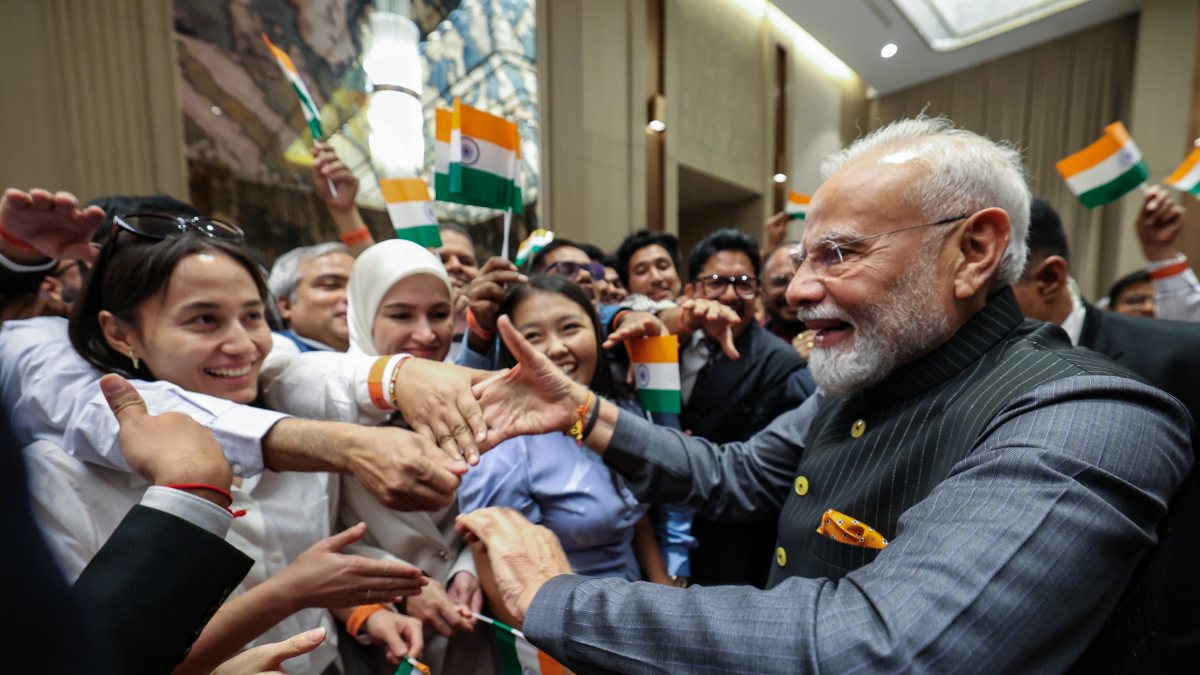 PM Modi meets Indian diaspora in Tashkent