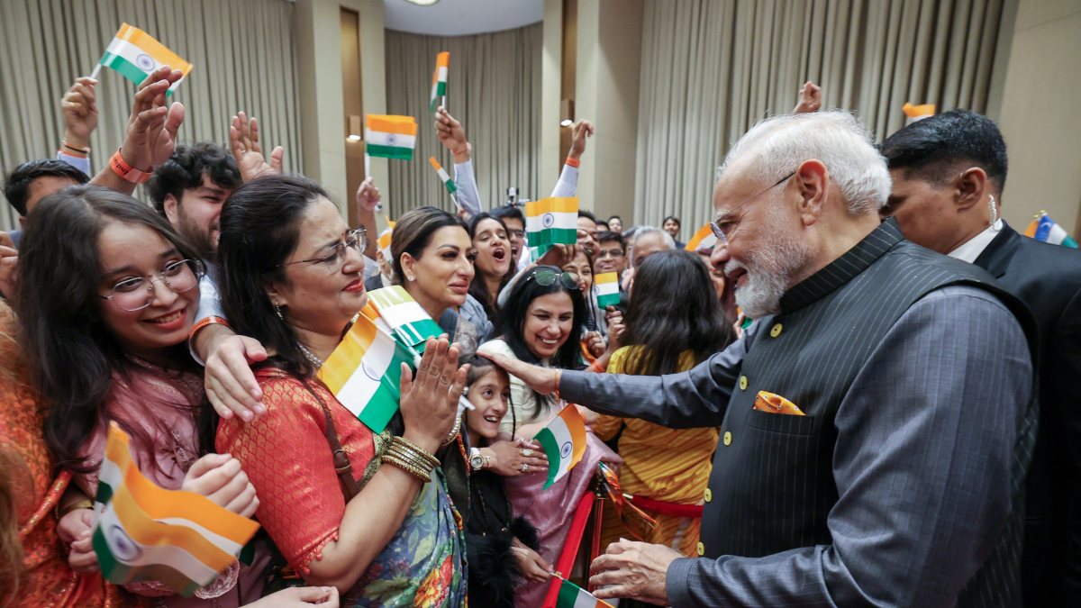 Modi meets Indian diaspora in Tashkent