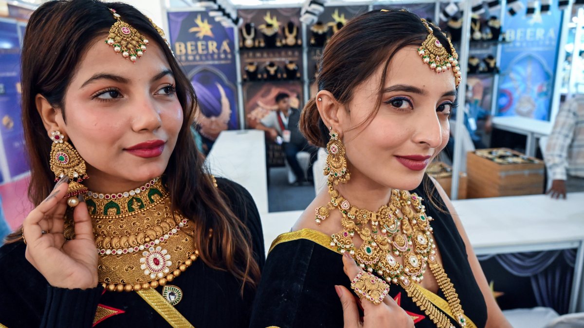 Gold jewellery dazzles at Patna gems exhibition